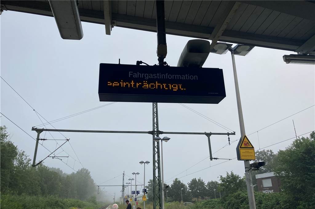 Bahnstreik: So ist die Lage in Werne - erster Zug fällt aus Die Anzeigetafel am Bahnhof in Werne weißt auf den Streik der GDL hin.