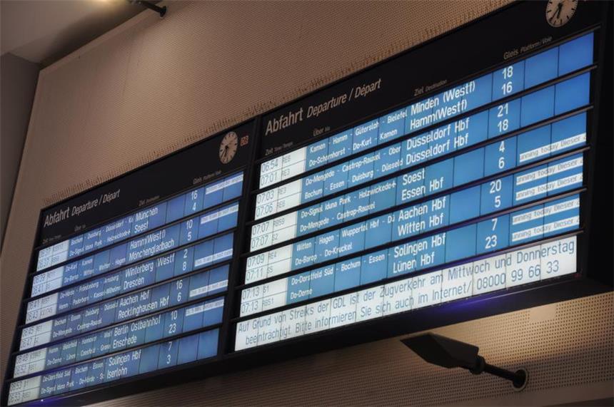 Die aktuellen Abfahrtszeiten der Bahn in der Region Die Anzeigetafel im Dortmunder Hauptbahnhof.