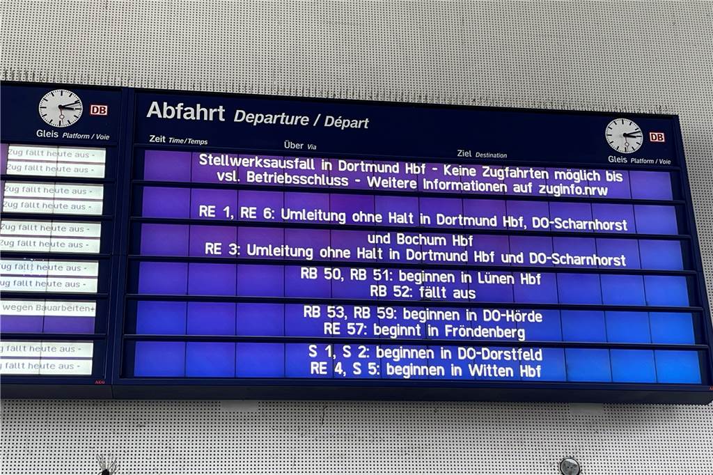 Total-Ausfall am Dortmunder Hauptbahnhof – 19-Jähriger verpasst wichtige Prüfung Die Anzeigetafel im Dortmunder Hauptbahnhof. Hinter jeder Verbindung steht "Zug fällt heute aus".