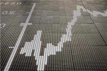 Die Anzeigetafel zeigt in der Börse die Entwicklung des DAX. Automatisierte Online-Geldanlage breitet sich allmählich aus. Foto: Frank Rumpenhorst