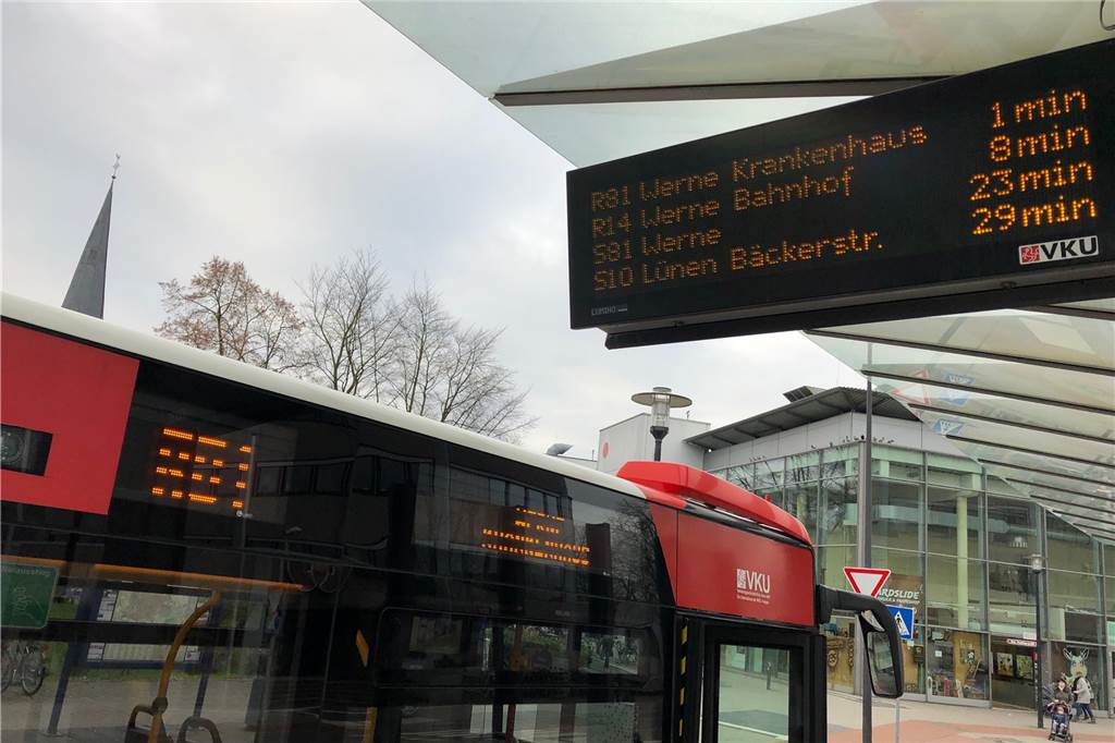 Schienenersatzverkehr zwischen Lünen und Davensberg: Erster Vormittag ohne Zwischenfälle Die Anzeigetafeln am Werner Busbahnhof zeigen die Ersatzbuslinien nicht an.