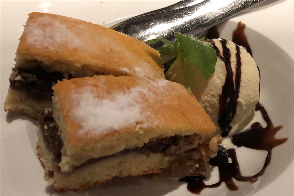 Die Apfel-Haselnuss-Küchlein mit Vanille-Eis