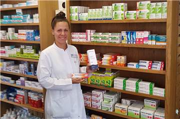 Die Apothekerin Dr. May Töpfer hat in der Brunnen Apotheke in Ascheberg genügend Vorrat an Salben und Tabletten gegen Juckreiz und Allergien, die häufig von Eichenprozessionsspinnern ausgelöst werden.