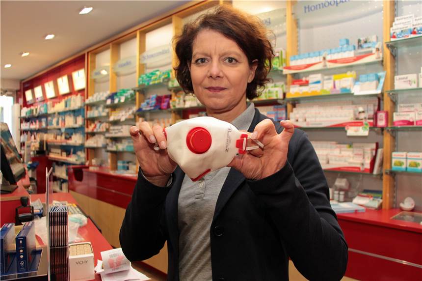 Furcht vor Coronavirus: Mundschutz in Werner Apotheke schon ausverkauft Die Apothekerin Ursula Brinkmann-Trötsch mit einer sogenannten FFP3-Maske für den Pandemie-Fall: etwa bei der Vogelgrippe.