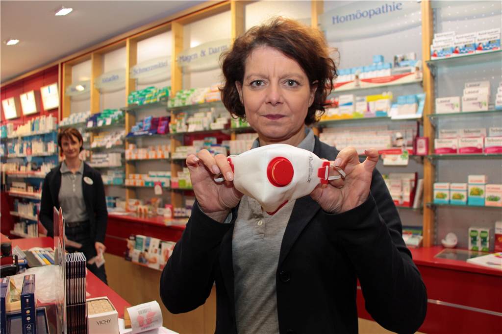 Coronavirus hat Folgen für Apotheken: Hamsterkäufe und selbst hergestellte Desinfektionsmittel Die Apothekerin Ursula Brinkmann-Trötsch mit einer sogenannten FFP3-Maske. Die Atemschutzmasken sind in der Christophorus-Apotheke ausverkauft.