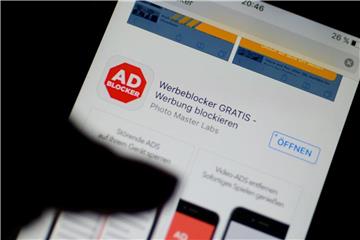 Die App „AdBlocker“ auf dem Display eines Smartphones. Foto: Monika Skolimowska