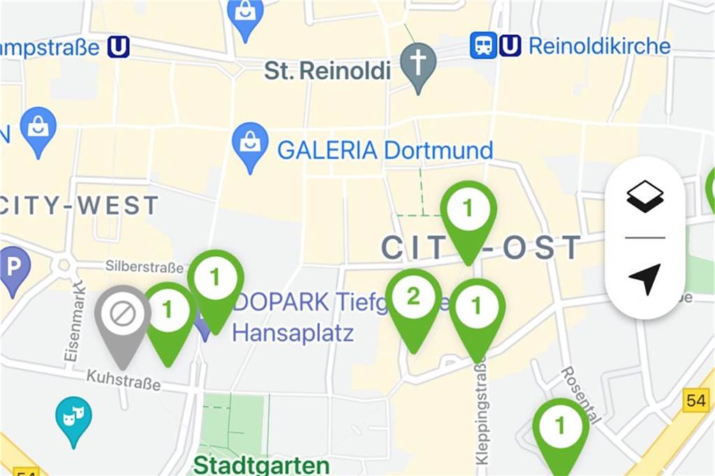 Die App zeigt angeblich freie Ladesäulen, die aber zugeparkt sind, ohne dass jemand lädt.