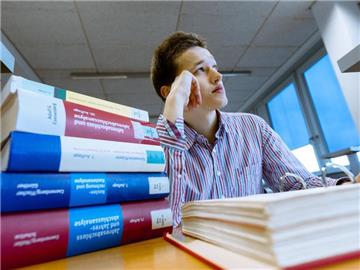 Die Arbeit stapelt sich, doch die Gedanken sind ständig woanders - Aufschieberits macht vielen Studenten zu schaffen. Foto: Markus Scholz