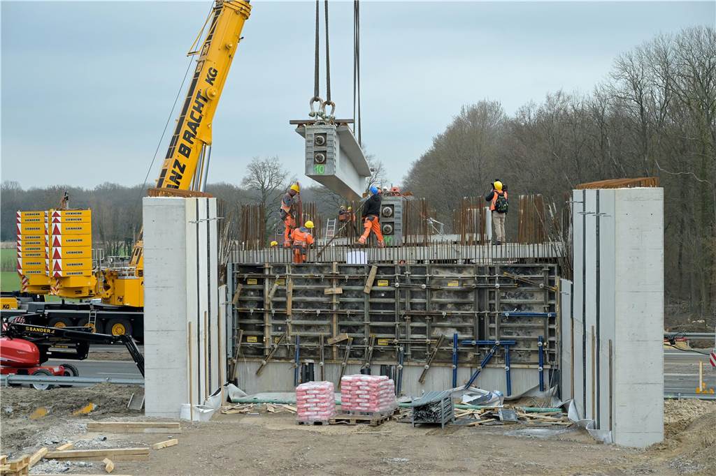 „Alles ist Pionierarbeit“ bei besonderer Brücke auf der A1 Die Arbeiten an der Brücke könnten bereits Ende April abgeschlossen sein.