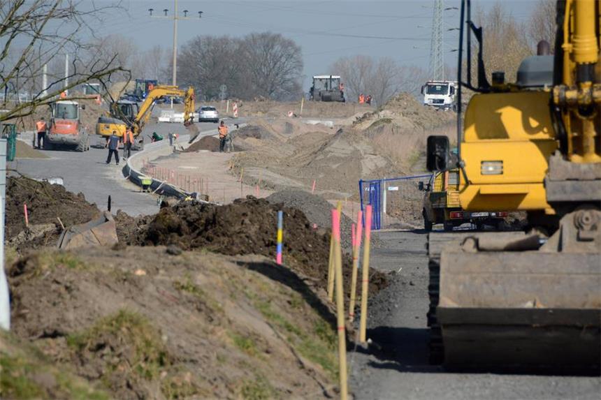 Buddenberg-Ersatzstraße: So laufen die Arbeiten Die Arbeiten an der Buddenberg-Ersatzstraße gehen voran. Im Hintergrund ist der Kreisverkehr an der Werner Straße zu erkennen. An dem Stück zwischen Schachtstraße und Werner Straße wird an der Randeinfassung gearbeitet.