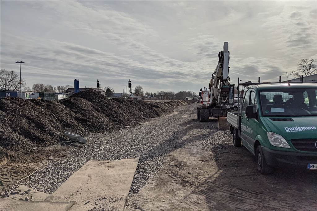 Bagger leistet ganze Arbeit: Ein Teil des Bahnhofs Dorsten abgerissen Die Arbeiten an der Grün- und Wegeverbindung sind Richtung Süden gezogen.