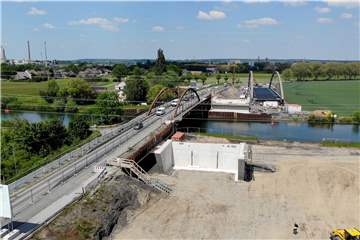 Die Arbeiten an der neuen Kanalbrücke Gahmener Straße gehen voran. Sie ist rechts neben der alten Brücke zu sehen.