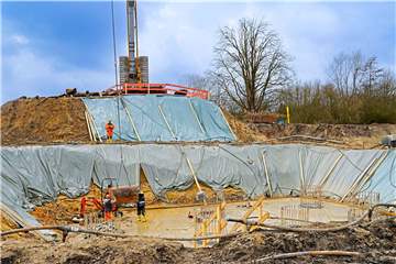 Die Arbeiten für den Neubau der Lippebrücke in Datteln-Ahsen sind wegen Hochwassers an der Lippe gestoppt. Die Arbeiter, die aktuell dort zu sehen sind, kümmern sich um die Sicherungsmaßnahmen der Baustelle, die nicht unbeaufsichtigt bleibt, sagt der Kreis.