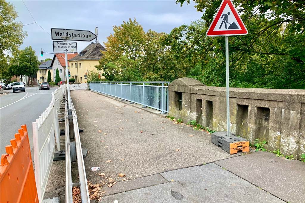 Sanierungsarbeiten an alter Brücke - aber irgendetwas stimmt nicht Die Arbeiten haben am östlichen Teil der Brücke begonnen.