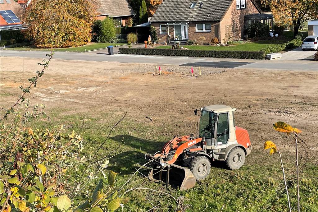 Können sich Familien Wohneigentum in Ascheberg noch leisten? Ein Bagger fährt über ein Feld in Ascheberg.