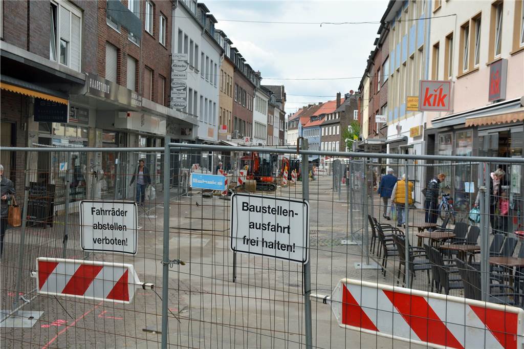 Wochenmarkt in Dorsten ist für längere Zeit in Richtung Lippetor umgezogen Die Arbeiten in der Essener Straße kommen gut voran und könnten bei weiter gutem Verlauf Mitte Mai abgeschlossen werden.
