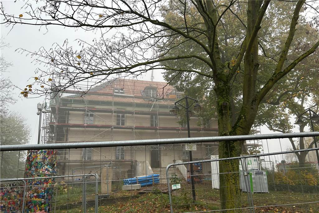 Arbeiten rund um die Burg Botzlar: Rundgang wird gesperrt Die Arbeiten zum Umbau der Burg Botzlar zu einem Bürgerzentrum werden sich ins Jahr 2024 ziehen.
