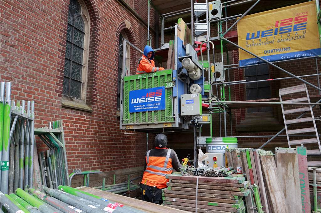 Kirchturm verschwindet hinter Baugerüst: Sanierung für satte 615.000 Euro läuft an Die Arbeiter haben mit der Einrüstung des Turms in den kommenden Wochen noch jede Menge zu tun.