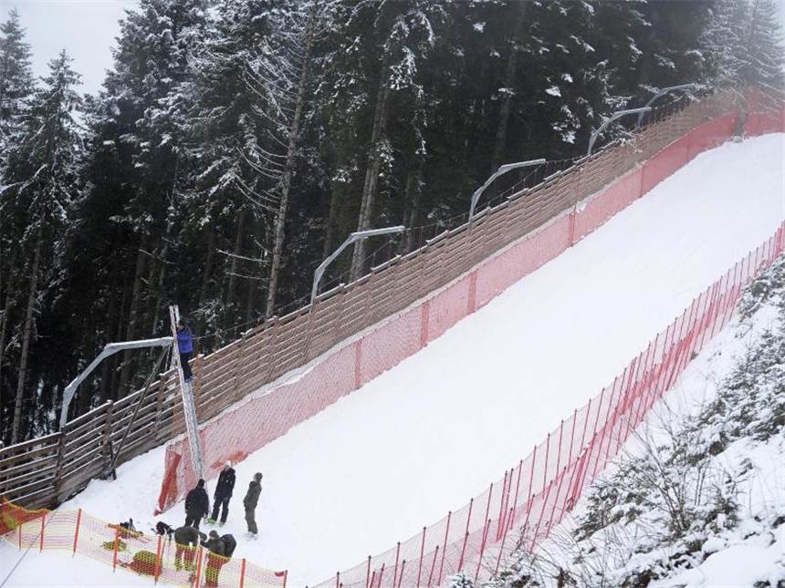 Streif 2014 ohne einen «Knaller» Die Arbeiter hatten in Kitzbühel Schwierigkeiten die Piste zu präparieren. Foto: Robert Jaeger