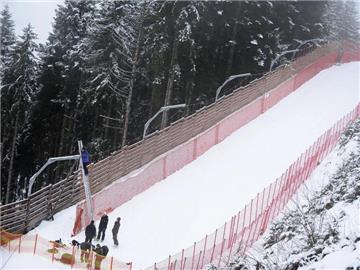 Die Arbeiter hatten in Kitzbühel Schwierigkeiten die Piste zu präparieren. Foto: Robert Jaeger