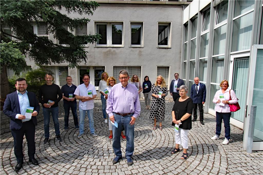Die Arbeitsgruppe und die Sponsoren stellten gemeinsam mit Bürgermeister Dimitrios Axourgos die neu Broschüre zum Palliativen Netzwerk in Schwerte vor.(M.) Dr. Holger Felcht.
