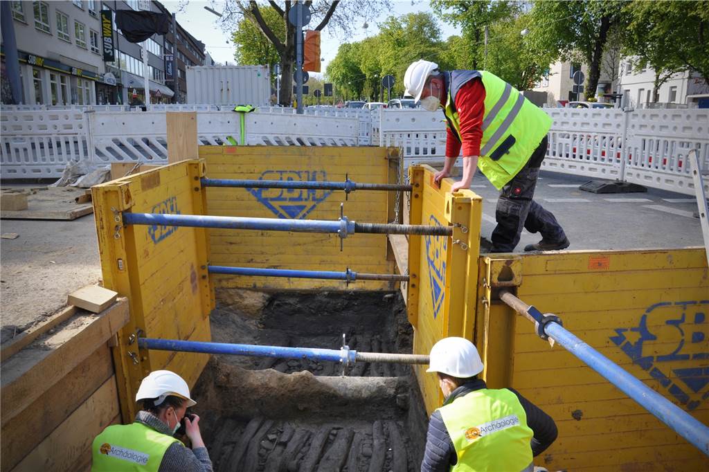 Fast 1000 Jahre alt: Archäologen finden Dortmunds älteste Straße Die Archäologen dokumentieren ihren Fund in der Baugrube am Ostwall.