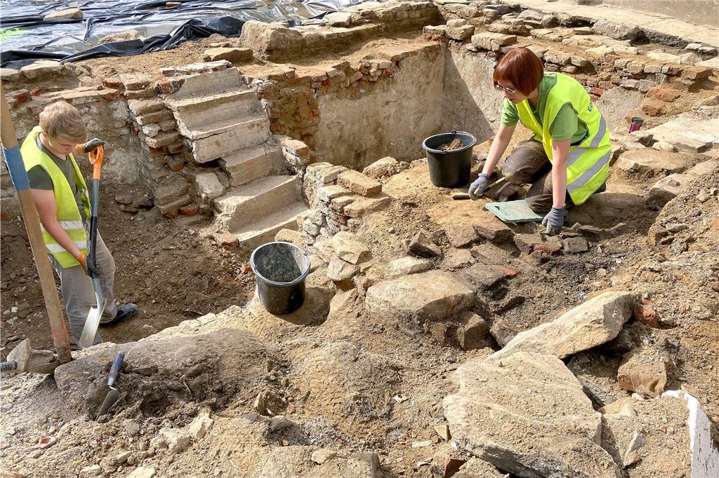 Die Archäologen legen derzeit den Keller des verschwundenen Fachwerkhäuschens an der Kampstraße frei, der beim Abriss teilweise auch mit Schutt verschüttet worden ist.