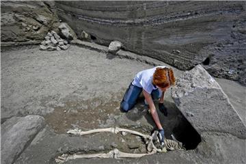 Die Archäologin Valeria Amoretti arbeitet an dem Skelett eines Mannes in der antiken Stadt Pompeji, der Opfer des Versuv-Ausbruchs wurde. Foto: Ciro Fusco