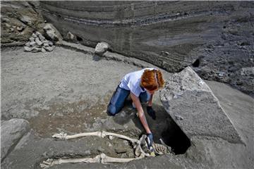 Die Archäologin Valeria Amoretti arbeitet an dem Skelett eines Mannes, der beim Ausbruch des Vesuvs im Jahr 79 getötet wurde. Foto: Ciro Fusco/ANSA/AP