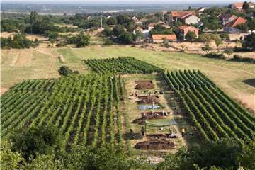 Die archäologische Fundstätte von Pokrovnik während der Aushöhlung mit dem modernen Dorf (r). Foto: Andrew M.T. Moore/PLOS