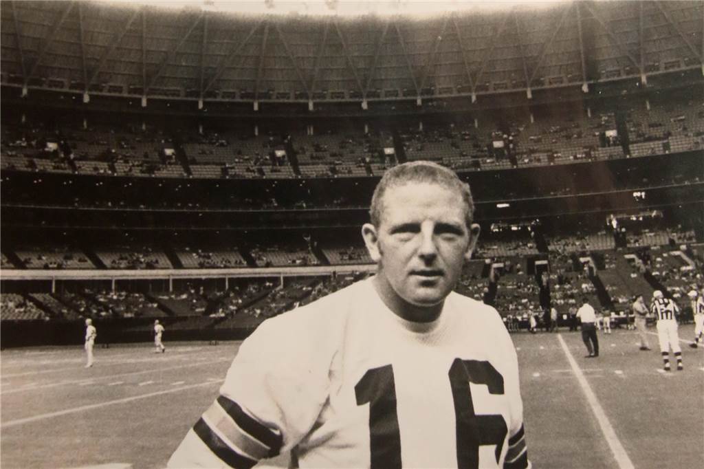 Der erste deutsche NFL-Star: Die Geschichte von Horst Mühlmann Die Arenen waren weiter entwickelt als die deutschen Fußballstadien.