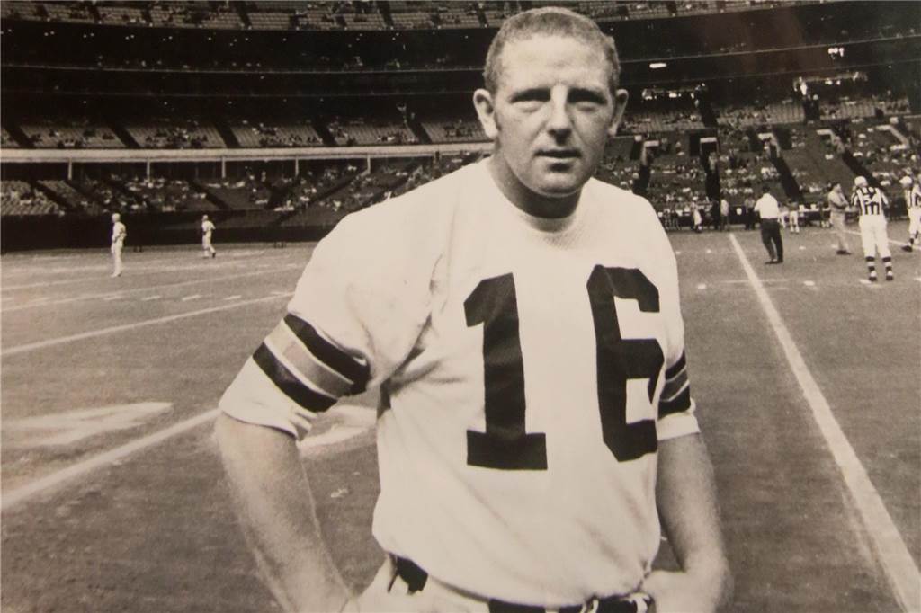 Der erste deutsche NFL-Star kam aus Selm: Die Geschichte von Horst Mühlmann Foto von Horst Mühlmann in einer Football-Arena.