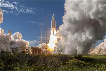 Die Ariane-5-Rakete mit den Satelliten an Bord hebt in Kourou ab. Foto: Service Optique/ESA/CNES/Arianespace/Optique Video du CSG