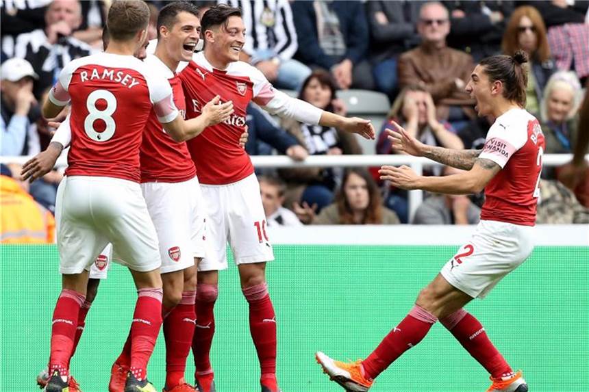 Mesut Özil feiert Tor für Arsenal Die Arsenal-Spieler jubeln mit Mesut Özil (3.v.l) über einen Treffer gegen Newcastle. Foto: Owen Humphreys/PA Wire/