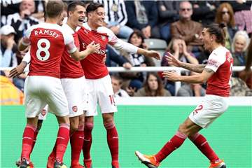 Die Arsenal-Spieler jubeln mit Mesut Özil (3.v.l) über einen Treffer gegen Newcastle. Foto: Owen Humphreys/PA Wire/