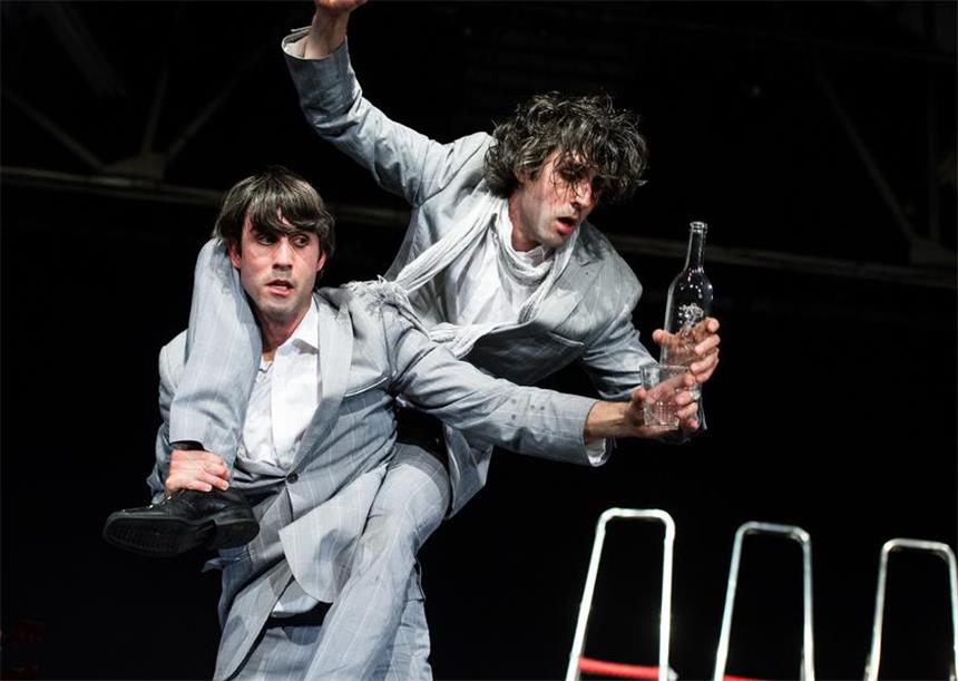 Weltmusik und Straßentheater beleben den Friedensplatz Die Artisten Doble Mandoble aus Spanien brauchen nur sich, eine rote Kiste und fünf Klappleitern. Absurdes Zirkustheater mit Tanz, schräger Akrobatik und witziger Jonglage. Freitag, 18.30 Uhr und 20.30 Uhr, Platz
