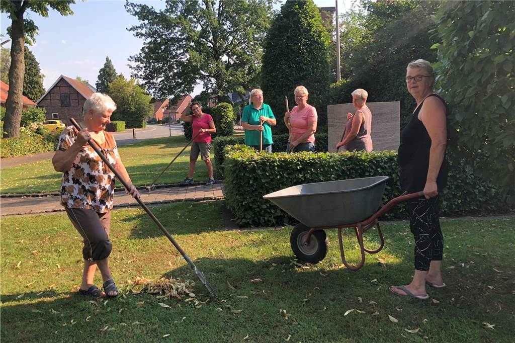 Asbeck: Viel Kultur, ein unschlagbarer Zusammenhalt, aber schlechte Verkehrsanbindung Die Asbecker Teich- und Heckenfrauen sorgen dafür, dass es sauber ist im Ortskern.