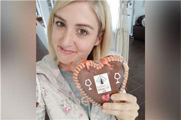 Die Aschebergerin Julia Kimmina hatte sich eine der beliebten Kirmestüten der Kolpingfamilie Ascheberg gesichert - inklusive Lebkuchenherz mit eigenem Jacobi-Kirmes-Logo.
