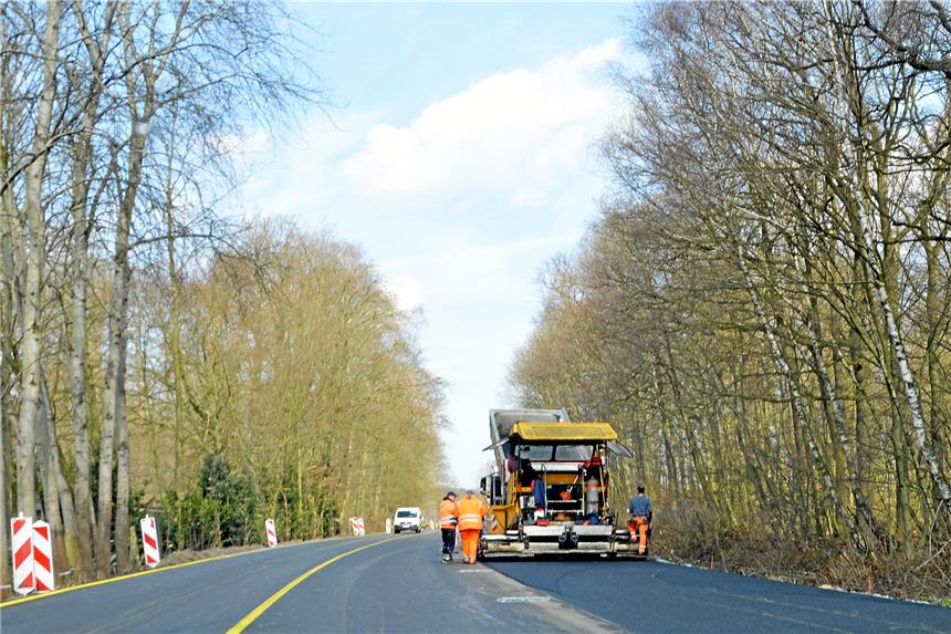 An den Selmer Baustellen gibt es Fortschritte Die Asphaltarbeiten auf der Werner Straße haben begonnen.