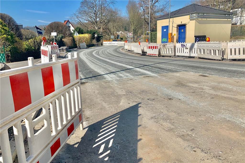 B236-Ausbau: Wichtige Verbindungsstraße wird am 1. April geöffnet – aber die Umleitung bleibt Die Asphaltarbeiten sind fast abgeschlossen. Hier die Blickrichtung Schwerter Wald, Höchstener Straße.