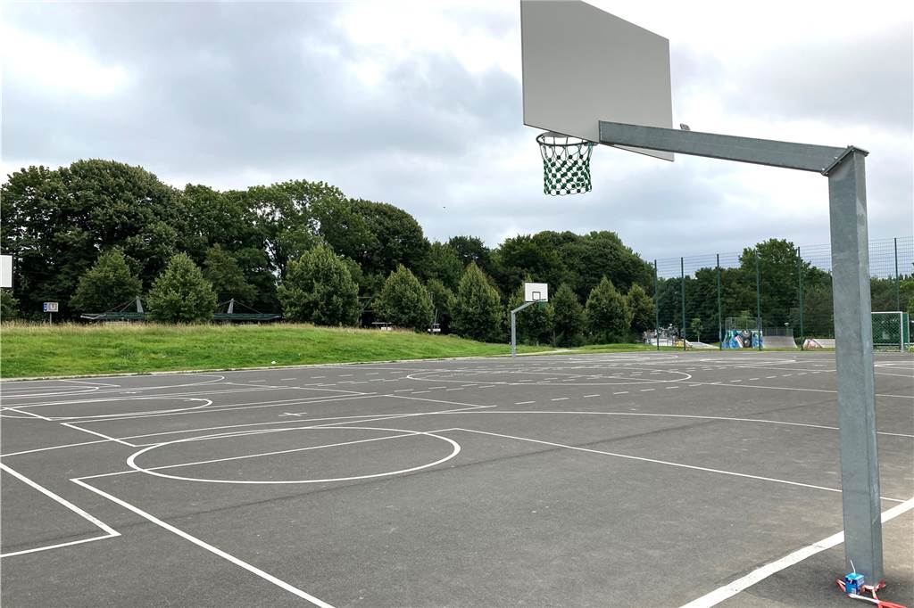 (Fast) bereit für große Sprünge – Teil des Freizeitparks vor Eröffnung Die Asphaltfläche hat zahlreiche neue Spielfeldlinien bekommen - außerdem Tore und Basketballkörbe.
