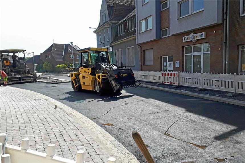 Die Asphaltarbeiten haben begonnen Die Asphaltierung hat am neuen Kreisverkehr begonnen.