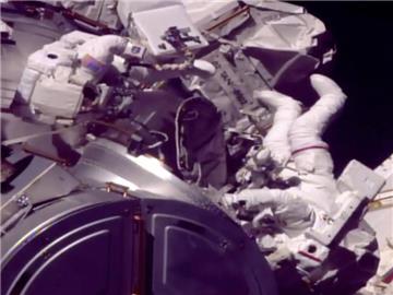 Die Astronauten Mark Vande Hei (l) und Randy Bresnik steigen aus der Internationalen Raumstation (ISS) aus, um gemeinsam den Roboterarm "Candarm2" zu reparieren. Foto: NASA TV