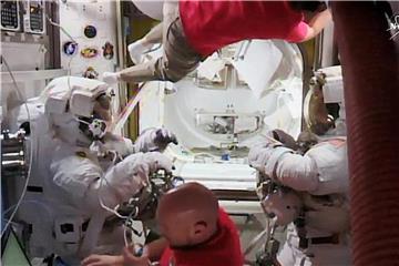 Die Astronauten Ricky Arnold (l) und Drew Feustel (r) bereiten sich an Bord der ISS auf ihren Spacewalk vor. Alexander Gerst und Serena Auñón-Chancellor (oben) helfen ihnen dabei. Foto: Nasa TV