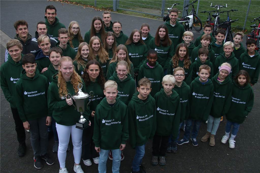 Johanna Rump ist Leichtathletin des Jahres des SuS Olfen Die Athleten erhielten ein Sweatshirt.