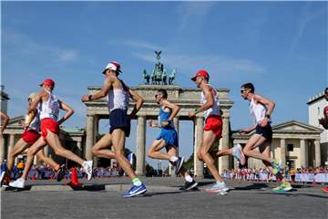 Die Athleten laufen beim Marathon am Brandenburger Tor vorbei. Foto: Kay Nietfeld