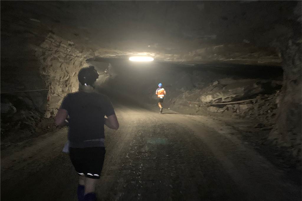 Auf der Suche nach dem nächsten Kick – Dortmunder Extremsportler läuft Marathon unter Tage Die Athleten mussten Helm und Lampe tragen.