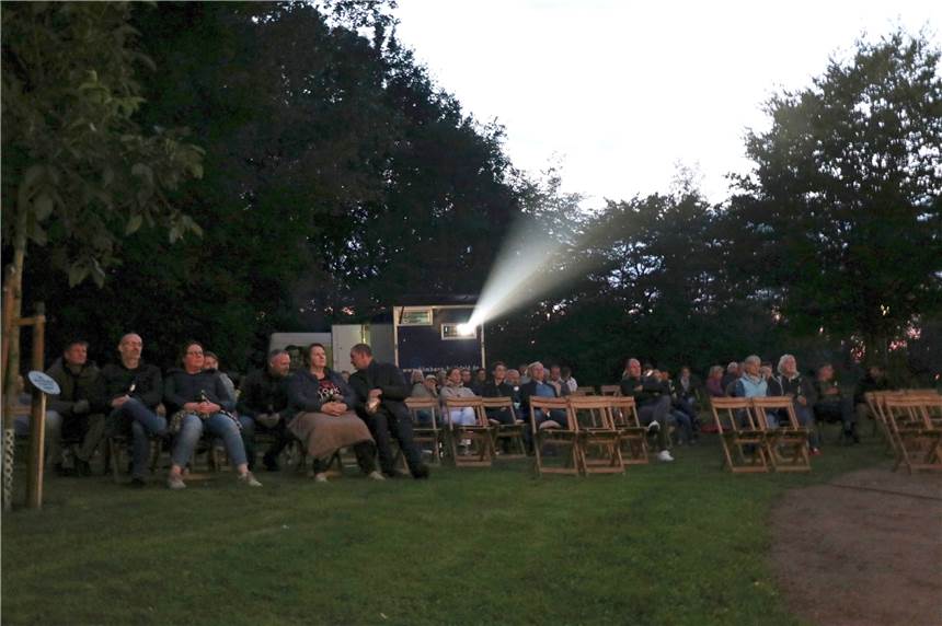 Mondschein-Kino: Tolle Atmosphäre und ein kleiner Wermutstropfen Die Atmosphäre beim Mondschein-Kino im Klanggarten war eine ganz besondere. Das Event kam an bei den Kinobesuchern.