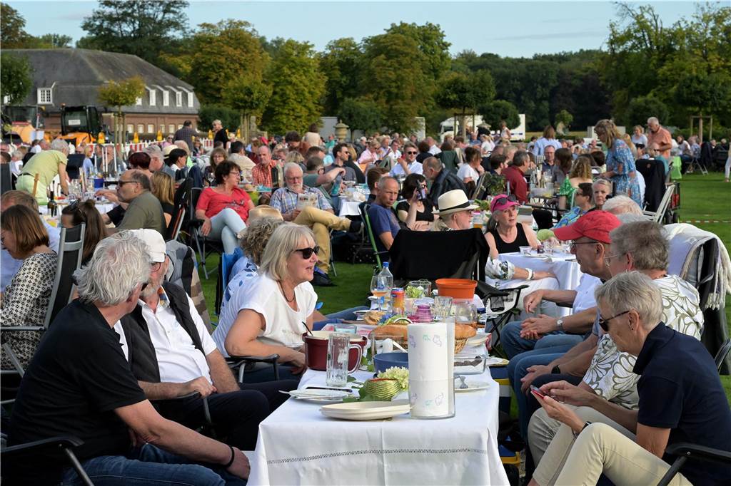 Die Atmosphäre beim Sommernachtskonzert am Schloss Nordkirchen war sehr schön.