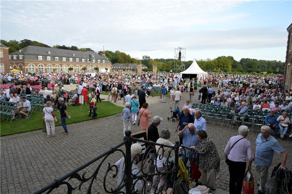 Die Atmosphäre beim Sommernachtskonzert am Schloss Nordkirchen war sehr schön.